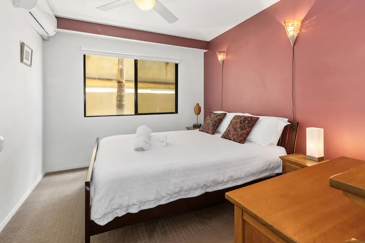 Chumba cha kulala 3 - Iko kwenye ghorofa ya pili.
Kitanda cha Malkia, WARDROBE, shabiki wa dari na kiyoyozi