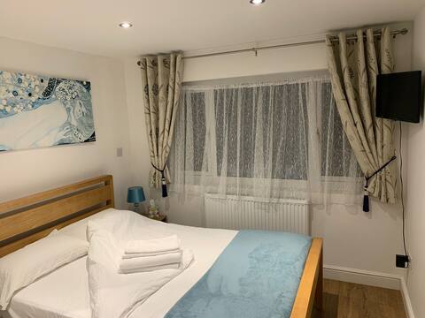 Self-Contained Annexe Flat with Parking & Garden