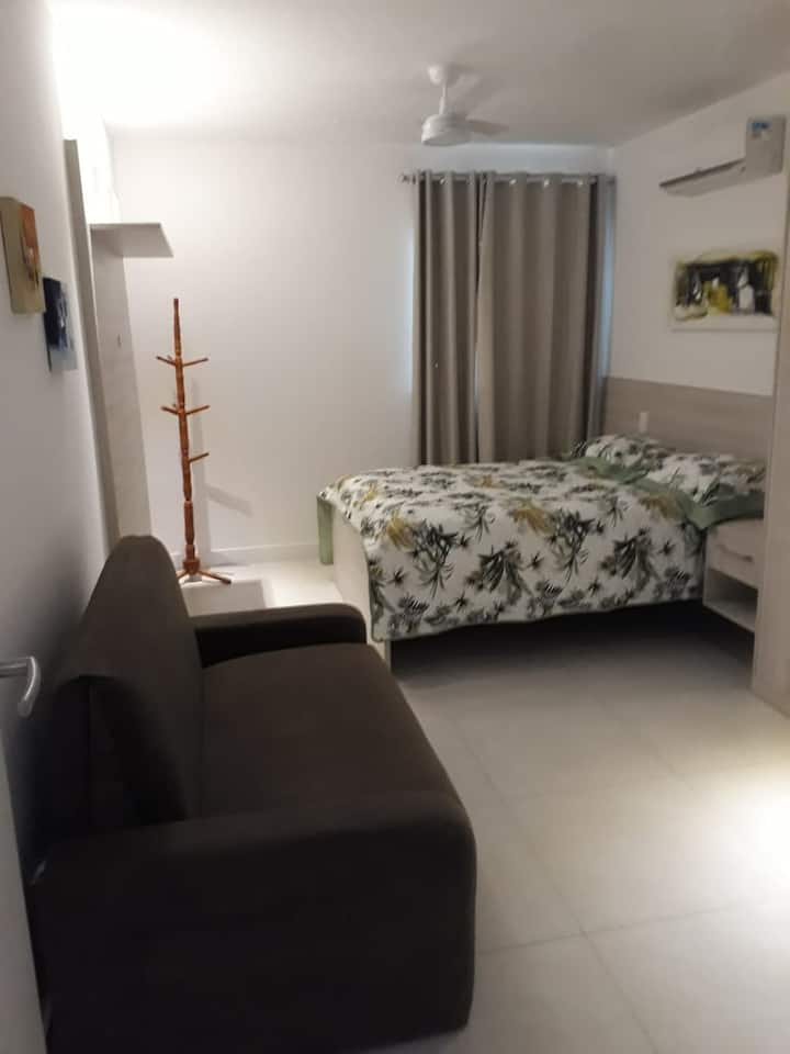 Suite avec chambre double qui dispose d'un canapé-lit en plus et de placards intégrés, ventilateur de plafond et climatiseur.