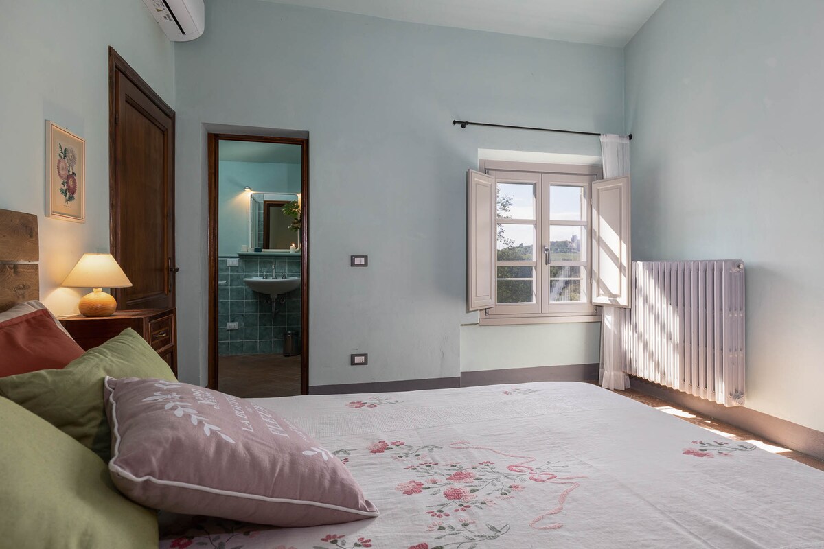 غرفة النوم 6 (جناح ميلوغرانو - الطابق العلوي)
يحتوي على سريرين فرديين يمكن الانضمام إليهما في حمام مزدوج وحمام داخلي مع دش. هذه أكبر غرفة نوم على الإطلاق.