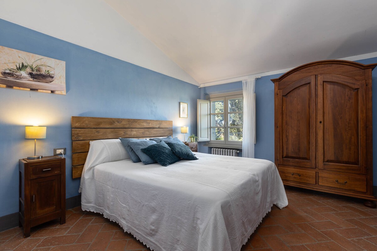 غرفة النوم 7 (جناح ميلوغرانو - الطابق العلوي)
يحتوي على سريرين فرديين قابلين للانضمام إلى سرير مزدوج. حمام مجاور مع حوض استحمام ودش محمول باليد.