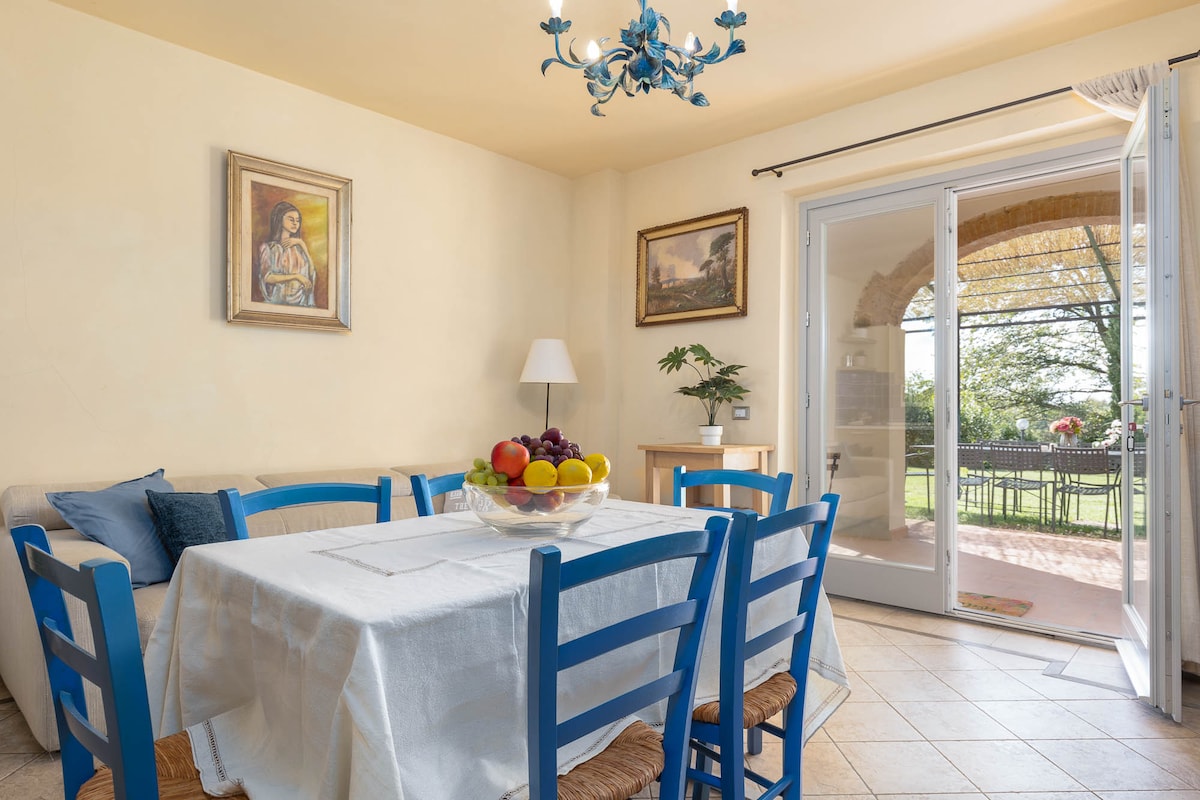 غرفة النوم 3 الطابق الأرضي (جناح بيلو) مع إمكانية الوصول المباشر من الحديقة. تحتوي غرفة النوم هذه أيضًا على مطبخ ومنطقة لتناول الطعام. سريران مفردان يمكن الانضمام إليهما في حمام مزدوج وحمام داخلي مع دش