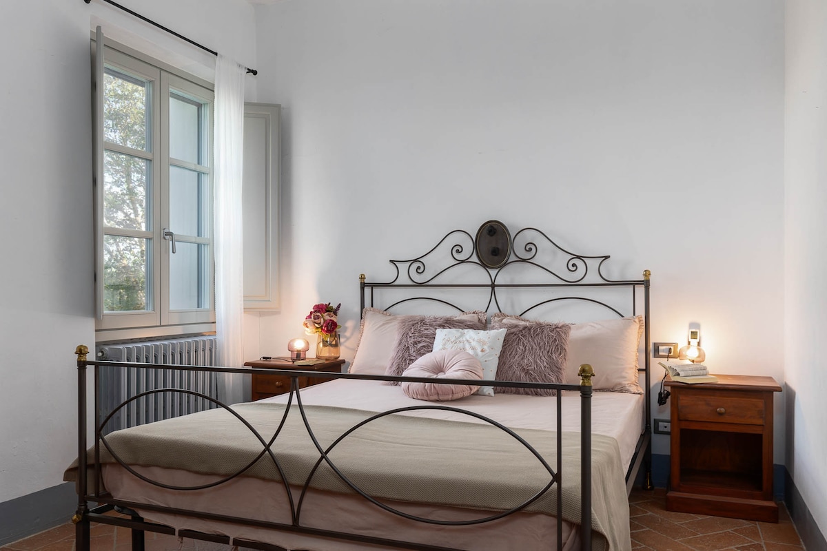 تقع غرفة النوم 5 (جناح جيوغيولو) في الطابق الأول ويمكن الوصول إليها خارجيًا.  غرفة نوم بسرير مزدوج. حمام مجاور مع حوض استحمام ودش محمول باليد.