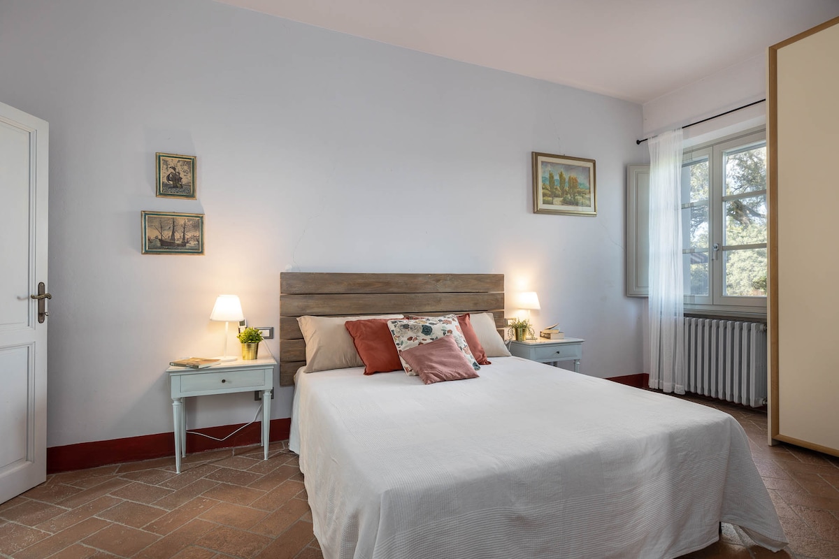 تقع غرفة النوم 4 (جناح جيوغيولو) في الطابق الأول ويمكن الوصول إليها خارجيًا.  غرفة نوم بسريرين فرديين يمكن الانضمام إليهما في حمام مزدوج وحمام داخلي مع دش.