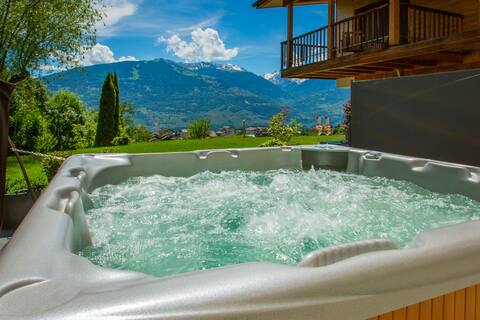 Hot tub, magnificent views of the Swiss Alps