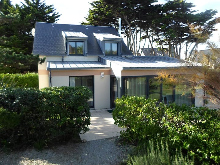 Beachfront house, direct beach access, 6+1 people