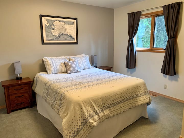 واحدة من غرفتي الضيوف في الطابق الثاني مع سرير بحجم كوين.  مرتبة ميموري فوم وملاءات ناعمة وغطاء لحاف.  خزانة كاملة وخزانة ملابس. ستائر مظلمة للغرفة.