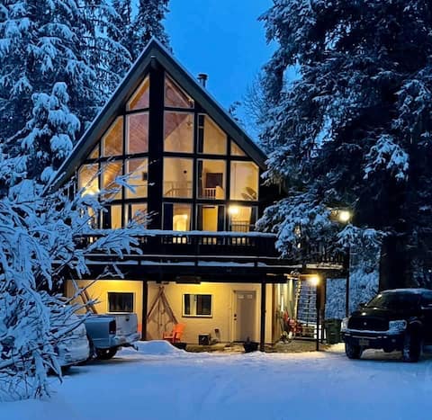 3BR Mountainside Chalet: Near lifts, trails, food!