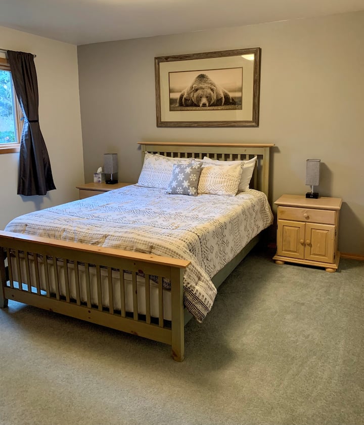 واحدة من غرفتي الضيوف في الطابق الثاني مع سرير بحجم كوين.  مرتبة ميموري فوم وملاءات ناعمة وغطاء لحاف.  خزانة كاملة وخزانة ملابس. ستائر مظلمة للغرفة.