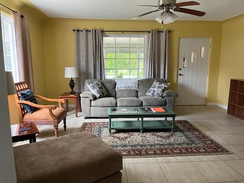 Popular Airbnb listing: Centrally Located 2 Bedroom Bungalow in Ormond Beach