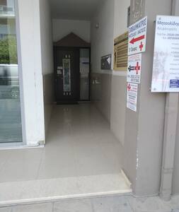 Δεν υπάρχουν σκάλες ή σκαλοπάτια για την είσοδο