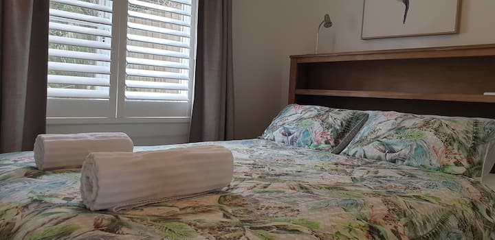 第二间卧室，可欣赏后花园的美景