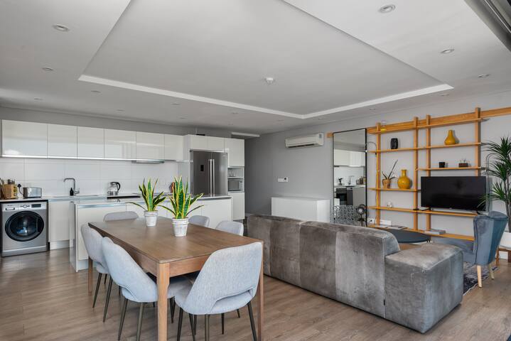 Spacious Greenpoint Apartment| Stunning Views gallery image 3