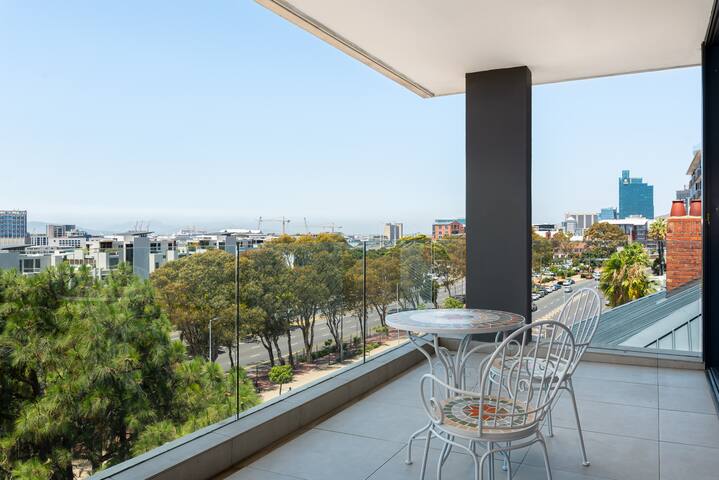 Spacious Greenpoint Apartment| Stunning Views gallery image 5