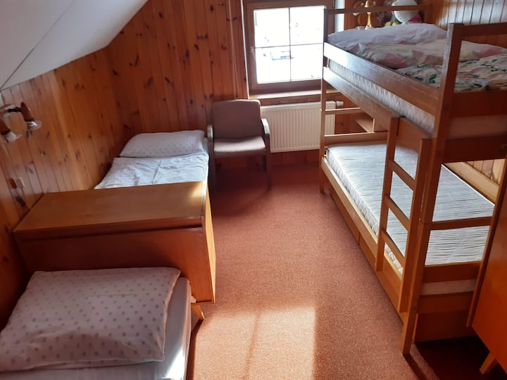 Saadaval on nelja voodiga lastetuba koos laste lauamängude, raamatute ja mänguasjadega.