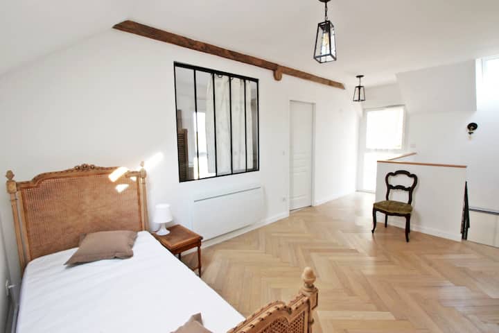 Im Flurzimmer ein Einzelbett
Alles verdeckbar natürlich, ein Treppengitter auf einfache Anfrage ;)