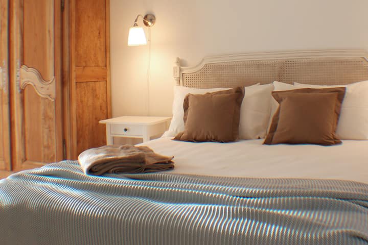 Hauptschlafzimmer. Komfortable Bettwäsche