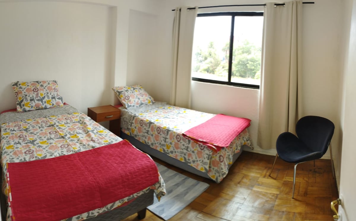 二间卧室，两张床