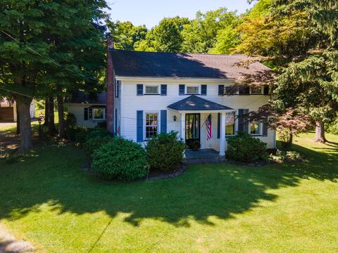 The Farmhaus - rustic 1800s homestead sleeps 12