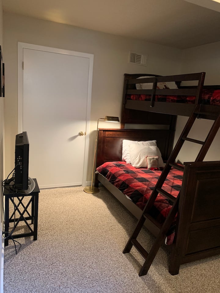 חדר ילדים - מיטה זוגית ומיטה זוגית למעלה