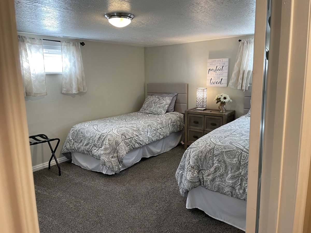 Dhomë gjumi Twin XL në bodrum