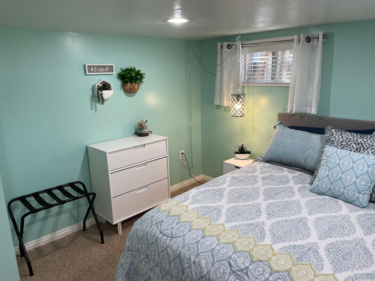 Mjeshtër i bukur në katin e poshtëm me krevat "California King", orendi të plota dhe dekor me shije