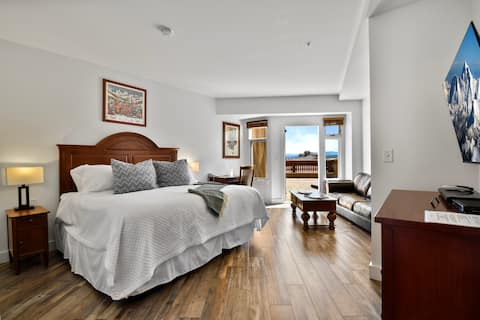 Ski in Ski Out Updated Hotel Room, Hot tubs, Pool