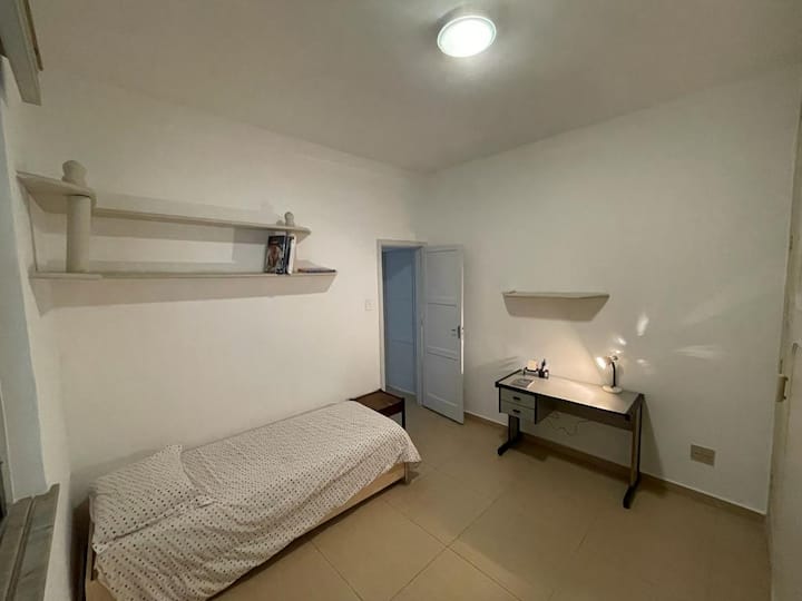 卧室# 2 -带遥控器的Bicama和电子空调。巨大的橱柜