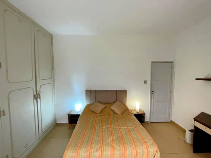 1号客

房配有空调，可欣赏室内花园的美景，双人床，配备各种物品的大衣柜。家具齐全。