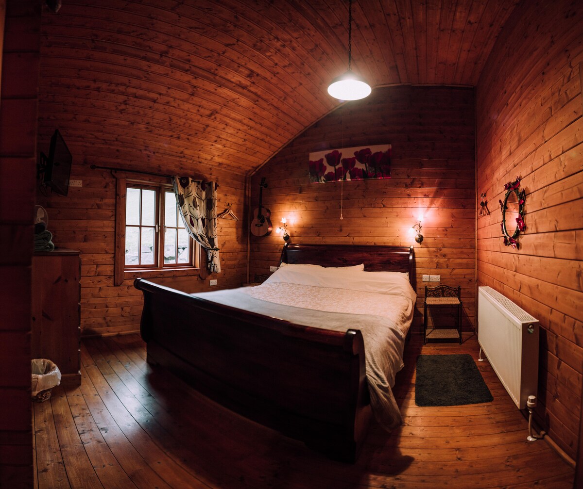 Შედით სალონში დასვენების დღეები უელსში 
Ხის სახლები ჰიდრომასაჟიანი აუზებით 
Ცალკე ჰიდრომასაჟიანი აუზის ხის სახლები უელსში 