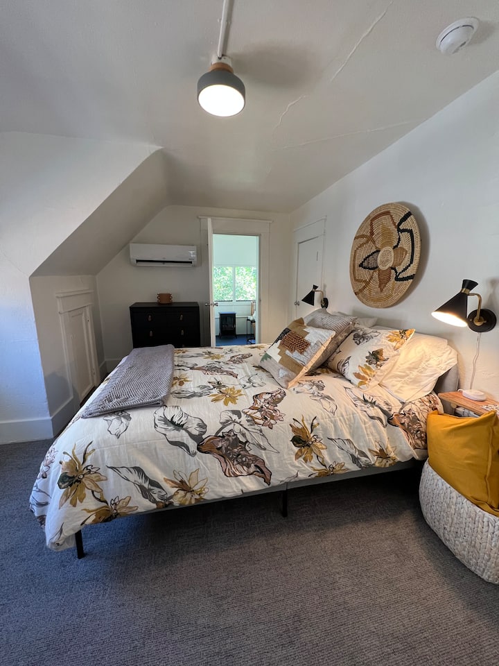 Veľmi pohodlná spálňa s manželskou posteľou a množstvom úložného priestoru.  V tejto izbe je šatník s práčovňou.  Otvorené dvere vedú na celoročnú tienenú verandu. 