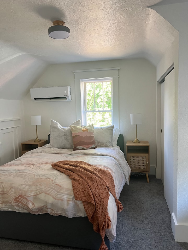 Druhá spálňa s manželskou posteľou a šatník v plnej veľkosti.