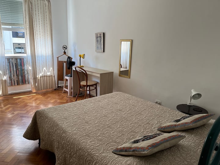 Prvá spálňa s manželskou posteľou pre dve osoby.