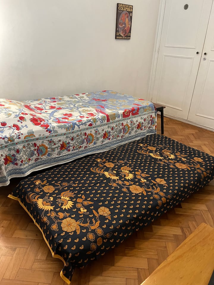 Dve lôžka v druhej spálni z iného uhla pohľadu.