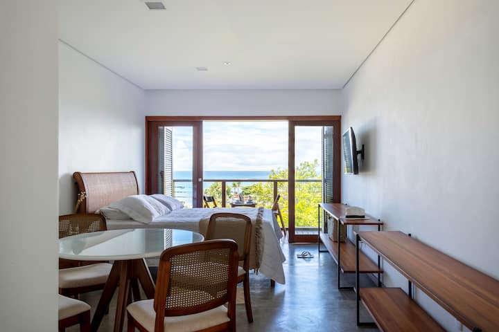 Sanhaço套房：俯瞰大海的露台，可睡2人，配备标准双人床。配备卫生间、衣柜、电视、空调、带餐桌的迷你储藏室、迷你吧、微波炉、三明治机、水壶和基本用具。