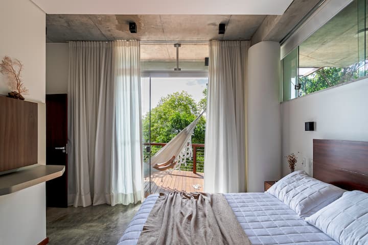 一楼套房配有标准双人床、空调、衣柜、阳台和浴室。 