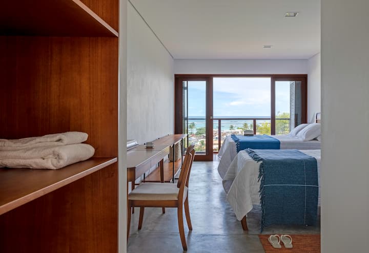 Sabiá套房，带阳台，可欣赏海景。可容纳3人： 2人配备标准双人床，第三人睡单人床。 配备卫生间、衣柜、电视、空调、带迷你吧的迷你储藏室、微波炉、三明治机、水壶和基本用具。