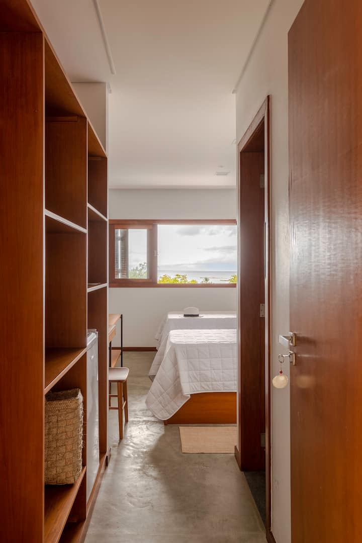 宽敞的窗户和海景套房。可容纳三人：两张单人床，另一张在辅助床上。 配有迷你吧、书桌、空调、电视、衣柜和卫生间。

