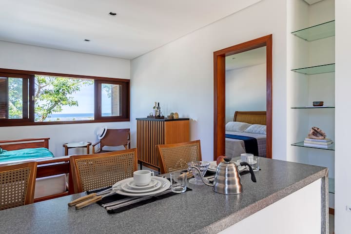 蜂鸟套房。海景。可容纳4人（ 2人睡双人床，卧室2人，沙发床2人，客厅）。 设有卫生间、餐厅柜台、电视、空调、带迷你吧的迷你厨房、炉灶和基本用具。