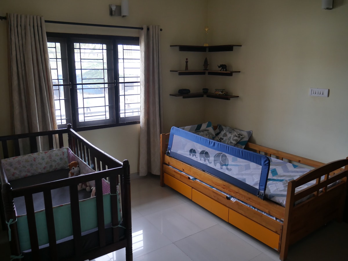 Соба 2 - главно за две деца и едно бебе. Сепак, две возрасни лица, исто така, можат да спијат .