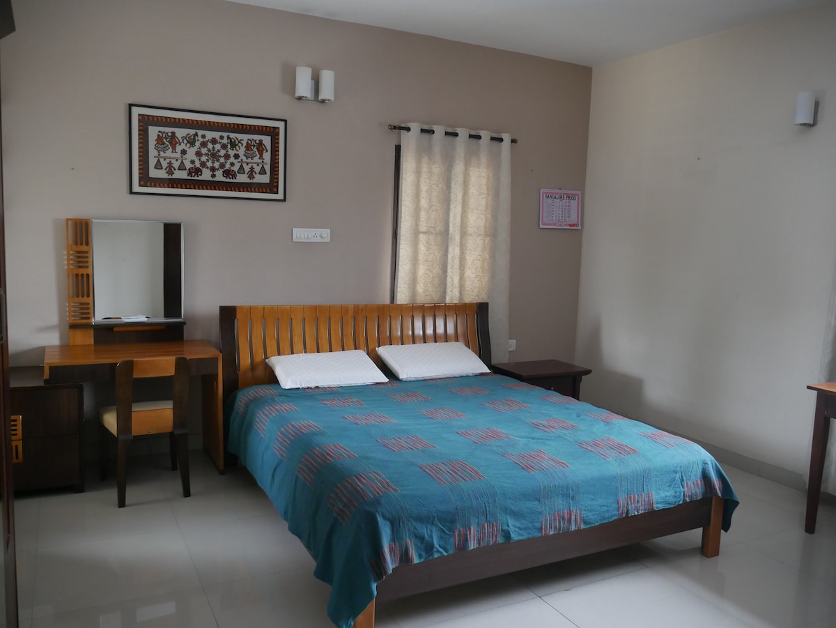 Пространа, добро осветлена главна спална соба со брачен кревет (225 квадратни стапки).