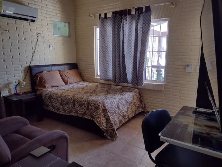 Seconda camera da letto con finestra sulla zona piscina