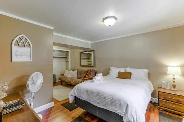 楼下带日式床垫的1.8米宽双人床卧室