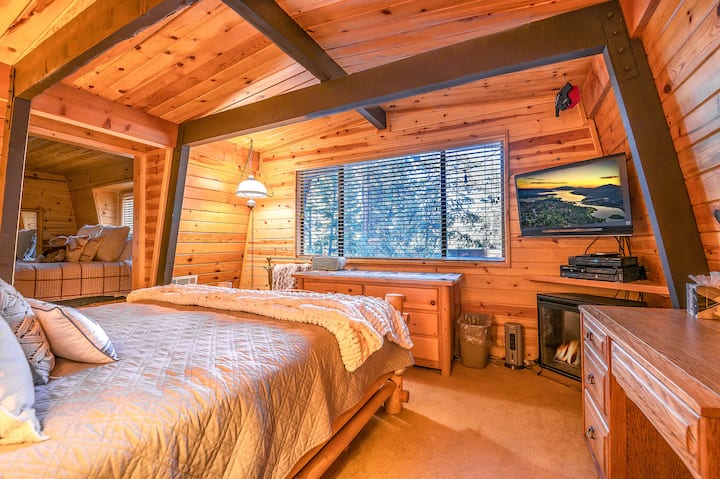 Hlavná spálňa sa nachádza na poschodí.  Dvere stodoly do samostatnej izby s manželskou posteľou vedľa.