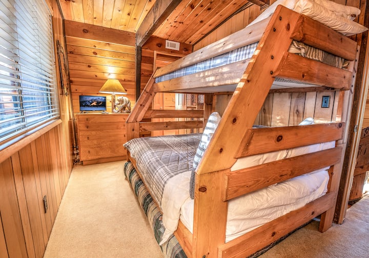 Poschodová posteľ ideálna pre dvoch alebo viac osôb.  Dvojité hore a v plnej veľkosti v dolnej časti.