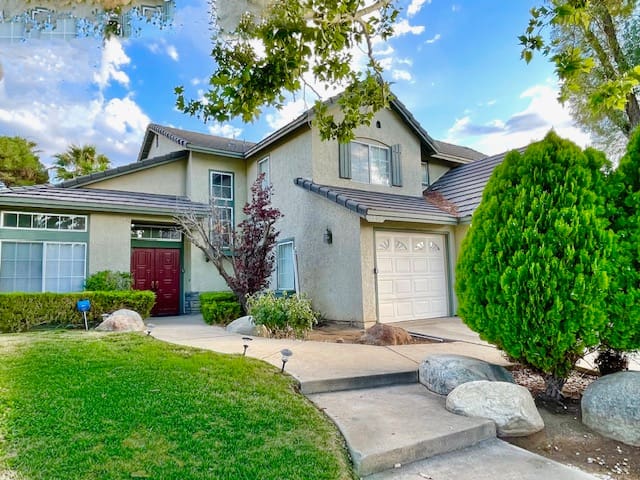 W Palmdale 4 BR/2 BA Walk to Marie Kerr Park