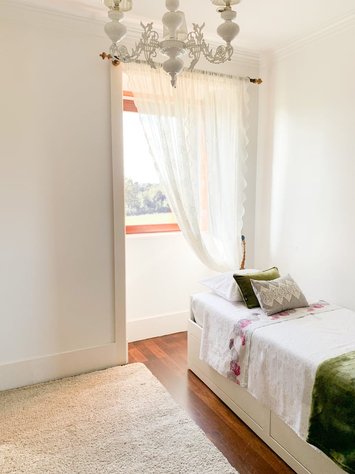 Dormitorio rosa 
cama individual con cajón de colchón (capacidad para 2 personas)
Ventana con vista al campo