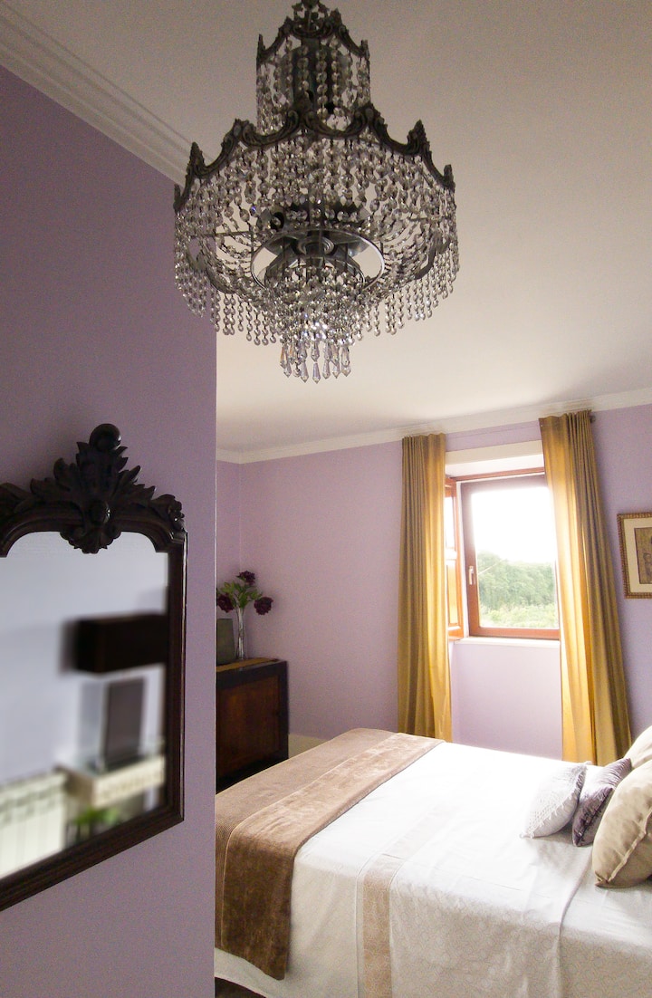 Lilac Suite
Queen Bed
Ventana 1 con vistas a la piscina
Ventana 2 con vista al campo