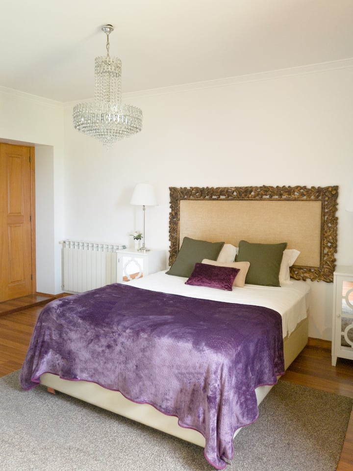 Green Suite
Queen Bed
Ventana con vista al campo