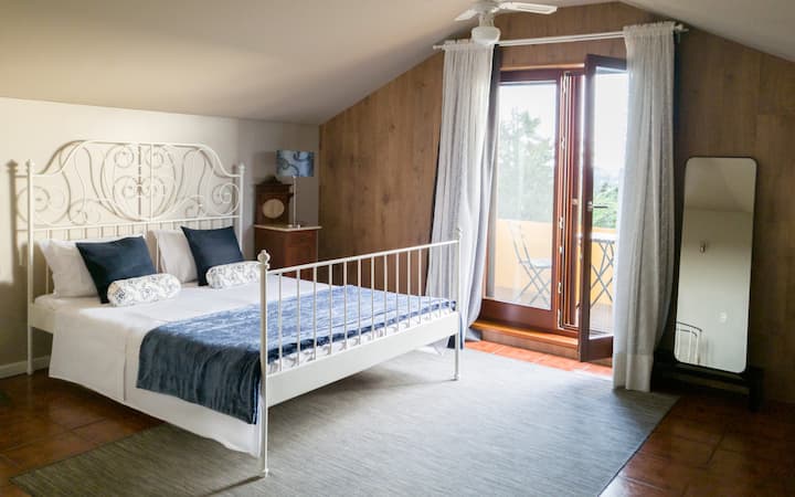 Dormitorio con balcón privado.
Cama king con vistas a la piscina y al campo